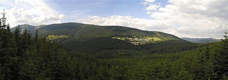 Pohled na Krkonoše z vyhlídky nad Mísečkami. Vlevo Kotel, uprostřed hřeben Krkonoše, vpravo Medvědí Pohled na Krkonoše z vyhlídky nad Mísečkami. Vlevo Kotel, uprostřed hřeben Krkonoše, vpravo Medvědí