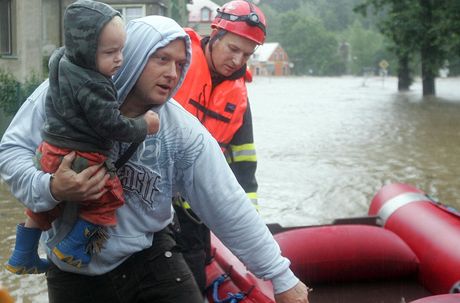Zchrani evakuzj obyvatele zatopenho Mnku.