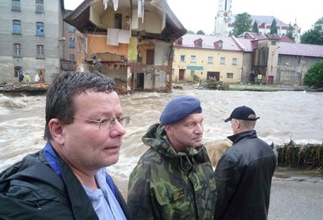 Do vodou ponien Chrastavy pijel i ministr obrany Alexander Vondra.