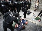 Slovenská policie zakroila proti extremistm u hradu v Bratislav (7.8.2010)