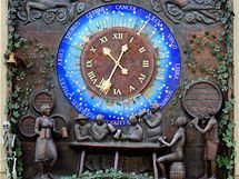 Modern orloj oslavujc chmel a pivo ukazuje nejen hodiny, ale dky zvrokruhu tak astronomick as
