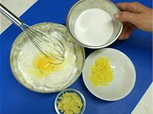 V misce utete tvaroh s cukrem a zalehejte cel vejce a strouhanou citrnovou kru se zzvorem
