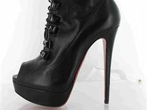 Za luxus v podob bot od slavnho obuvnka Louboutina se plat, kotnkov kozaky na jehlovm podpatku stoj 26 600 korun