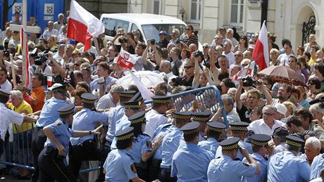 Stovky Polák demonstrovaly proti pesunu devného kíe ped prezidentským palácem ve Varav