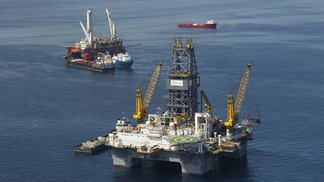 Vrtná plošina Driller III, která hloubí pomocný vrt, v pozadí Helix Q4000, který ucpává poškozený vrt na dně Mexického zálivu. Vrtná plošina Driller III, která hloubí pomocný vrt, v pozadí Helix Q4000, který ucpává poškozený vrt na dně Mexického zálivu.