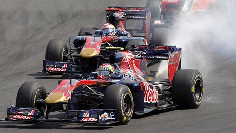 Jaime Alguersuari pi VC Maarska formule 1 ml problémy se svým vozem Toro Rosso. Zaalo se mu kouit z motoru.