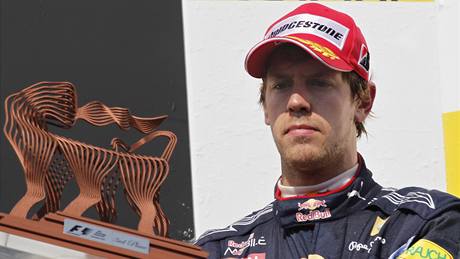 Sebastian Vettel s bronzovou trofejí po VC Maarska formule 1.