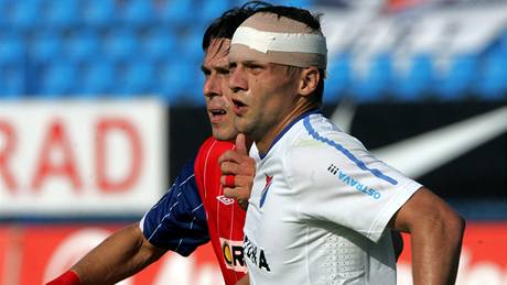 ZRANNÝ. Fotbalista Baníku Ostrava Adam Varadi se v utkání proti Brnu zranil a hrál s obvázanou hlavou.