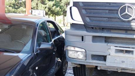 Na erpací stanici v Modicích narazil náklaák do auta, zaklínná vozidla museli vyprostit hasii
