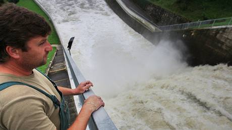 Zvýený prtok Znojemské pehrady jako dsledek preventivního upoutní Vranovské pehrady (6. srpna 2010)