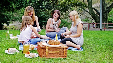 Do piknikového košíku přibalte nesmrtelné pexeso nebo karty, jen dejte pozor, aby vám je vítr neodfoukl. Do piknikového košíku přibalte nesmrtelné pexeso nebo karty, jen dejte pozor, aby vám je vítr neodfoukl.