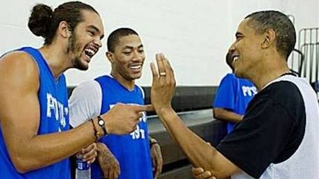 HLAVN ZDRAVÍ! Mezi gratulanty Baracka Obamy byli i Joakim Noah (vlevo) a Derrick Rose.