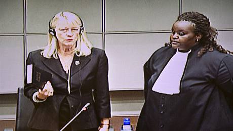 Carole Whiteová ped tribunálem (9. srpna 2010)