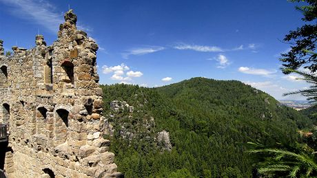 Hrad obklopují pískovcová skalní msta