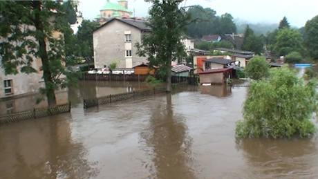 Plounice zaplavila domy v Horn Polici na eskolipsku. (9. srpna 2010)