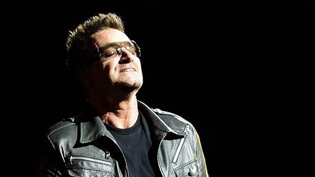 Takhle ádil frontman skupiny U2 na koncert v Brazílii.