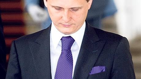 Ministr dopravy Vít Bárta - Barva kravaty a kapesníku nesmí být identická.