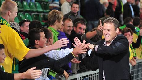 Žilinský trenér Pavel Hapal přijímá gratulace od fanoušků po postupu do 4. předkola Ligy mistrů. Žilinský trenér Pavel Hapal přijímá gratulace od fanoušků po postupu do 4. předkola Ligy mistrů.