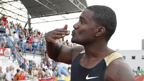 Sprinter Justin Gatlin zdraví diváky.