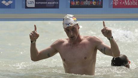 Nmecký plavec Thomas Lurz se raduje z vítzství v závodu na 10 kilometr na mistrovství Evropy v Maarsku.
