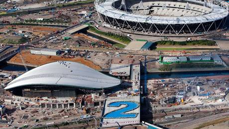 Rozestavná londýnská sportovit zdobí gigantická dvojka: tolik let schází do zahájení olympijských her 2012. 