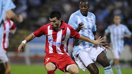 Karim Guédé ze Slovanu Bratislava (vpravo) přihlíží, jak mu utíká Milan Jeremič z Crvené Zvezdy Bělehrad. Karim Guédé ze Slovanu Bratislava (vpravo) přihlíží, jak mu utíká Milan Jeremič z Crvené Zvezdy Bělehrad.