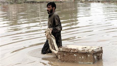 Nejhorí záplavy za posledních 80 let si v Pákistánu vyádaly stovky obtí