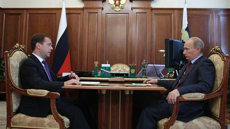 Ruský prezident Dmitrij Medvedv (vlevo) s premiérem Vladimirem Putinem