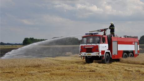 Horký výfuk způsobil požár, který zničil pět hektarů pole. Škoda dosáhla padesáti tisíc korun. Horký výfuk způsobil požár, který zničil pět hektarů pole. Škoda dosáhla padesáti tisíc korun.