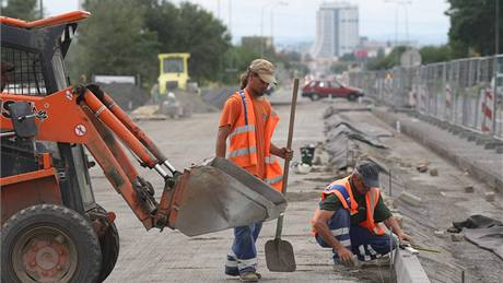 Nový kruhový objezd na nechvaln proslulé kiovatce ve smru na Ostravu bude stát tyiadvacet milion korun a hotový má být v listopadu.