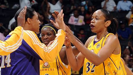 Tina Thompsonová (vpravo) z Los Angeles Sparks přijímá gratulace od spoluhráček DeLishy Milton-Jonesové (uprostřed) a Lindsay Wisdom-Hyltonové. Stala se nejlepší střelkyní v historii WNBA. Tina Thompsonová (vpravo) z Los Angeles Sparks přijímá gratulace od spoluhráček DeLishy Milton-Jonesové (uprostřed) a Lindsay Wisdom-Hyltonové. Stala se nejlepší střelkyní v historii WNBA.