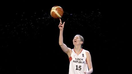 Eva Víteková pi natáení propaganího klipu ped MS basketbalistek