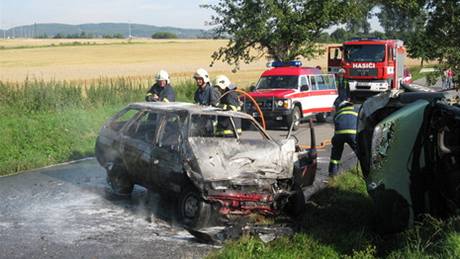 Nehoda dvou aut u Rostnic-Zvonovic na Vykovsku vypadala hroziv. Jedno auto shoelo.