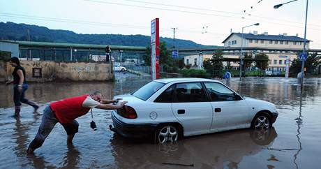 Rozvodnný Klíský potok zalil Tovární ulici v Ústí nad Labem, která pímo sousedí s chemikou Spolchemie. (12. srpna 2010)