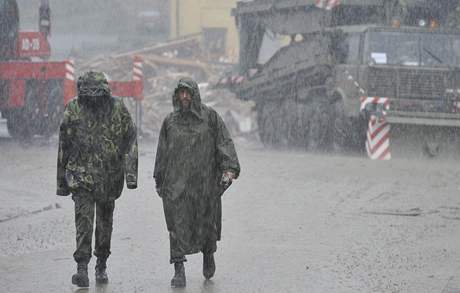 Kvli silnému deti museli vojáci peruit stavbu provizorního mostu v Chrastav na Liberecku. (15. srpna 2010)