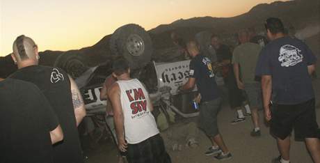 Pod pevrcenm autem bhem ternnho zvodu California 200 zemelo osm lid (15. srpna 2010)