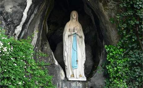 Socha Panny Marie Lurdské v Lurdech