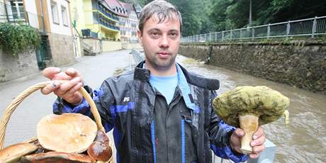 Pavel Frömmel z Henska má týden po záplavách uklizeno, a tak se o vydal na houby.