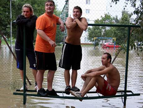 Ve slovensk Prievidzi se 15. srpna po prtri mraen vylila z beh eka Handlovka