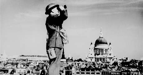 Britsk vojk vyhl nmeck bombardry na stee budovy v Londn. V pozad je vidt katedrla svatho Pavla. (z 1940)