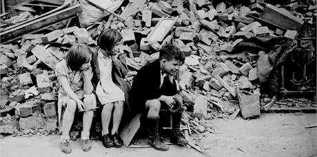 Dti z vchodnho pedmst Londna sed u vybombardovanch trosek domu, kde pedtm bydleli. (1940)