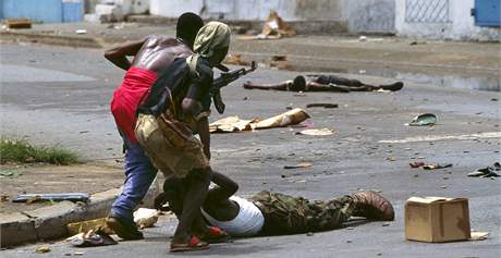 OBANSK VLKA. Bhem sedmitdench poulinch boj v liberijsk Monrovii bylo zabito pes 1500 lid. (duben 1996)