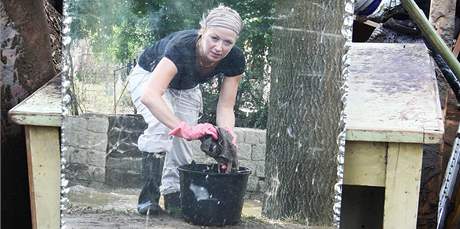 Redaktorka MF DNES Lenka Brabencová pomáhala s vynáením bahna ze zatopeného domu.
