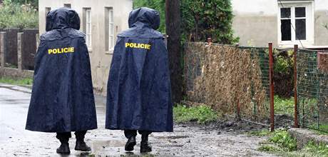 Policie hlídá v Hrádku nad Nisou oputné objekty. (14. srpna 2010)