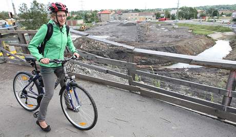 ena jede po provizorní lávce, která nahrazuje rozestavný most v bohumínské ásti Skeo.