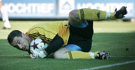 Pavel Kuera, branká eských Budjovic, lapil mí v duelu s Hradcem Králové