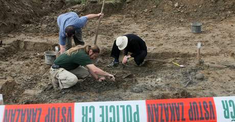 Na louce Budínka u Dobronína vykopali archeologové ostatky esti lidí, dva msíce je te budou zkoumat odborníci.