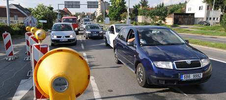 V idenicch se kvli opravm v ulici Otakara evka zaaly tvoit kolony. Zpodn nabraj tak autobusy.