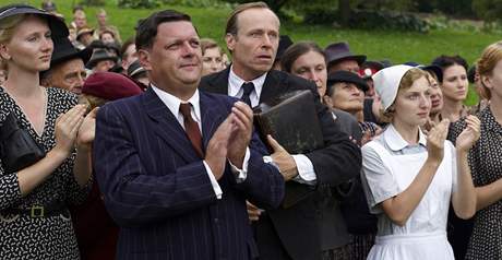 Z naten filmu Lidice, tryzna u pamtnku, 15. den (K. Roden)