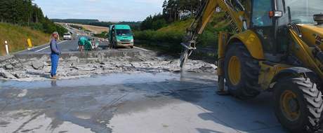 Oprava vzedmutého povrchu dálnice D5 na Tachovsku